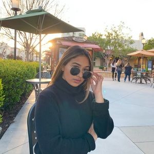 Meet your Posher, Saramia